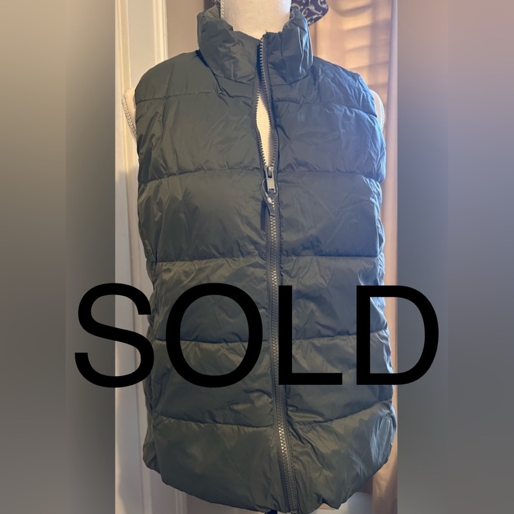GAP Women’s M Olive green color puffer vest